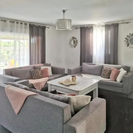 Villa Familiale A Avec Piscine Privee Bazac