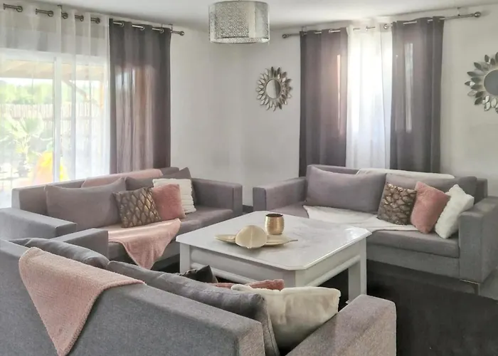 Villa Familiale à Avec Piscine Privée Bazac