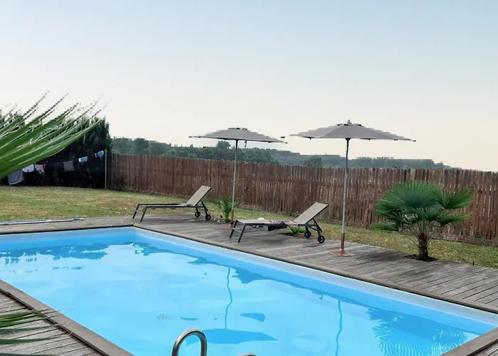 Villa Familiale à Avec Piscine Privée Bazac