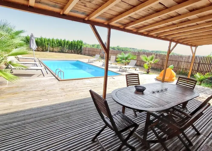 Villa Familiale à Avec Piscine Privée Bazac