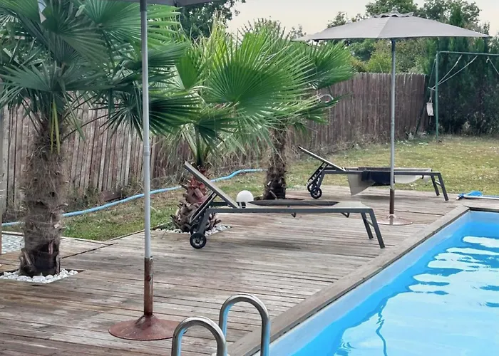 Villa Familiale à Avec Piscine Privée Bazac